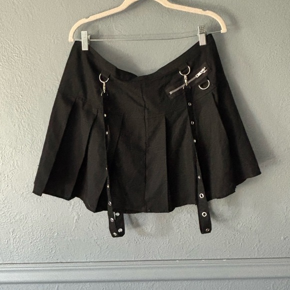 Social Collision | Hot Topic | Black Skirt | Grommet Straps | XL 🖤🕸️ - Picture 7 of 9